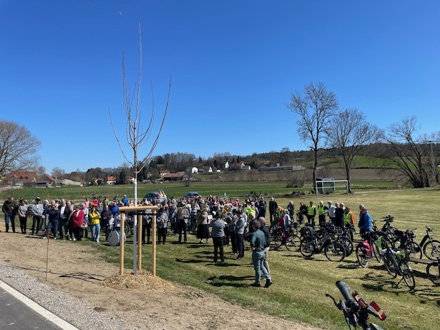 Radlwegeinweihung - Besucher Fußballplatz 3 viele - 04.04.2025 EK Radlwegeinweihung - Besucher Fußballplatz 3 viele - 04.04.2025 EK