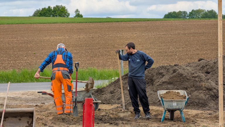 Pflanzaktion STS - Gemeinde - schaufeln - von Martin Koch Pflanzaktion STS - Gemeinde - schaufeln - von Martin Koch