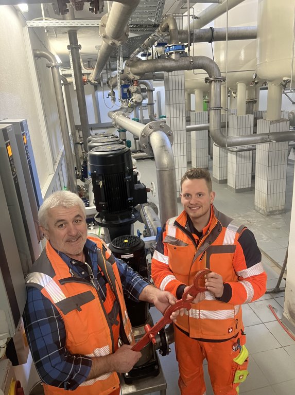 Wasserwart Übergabe mit Zange AT - JF Wasserwart Übergabe mit Zange AT - JF