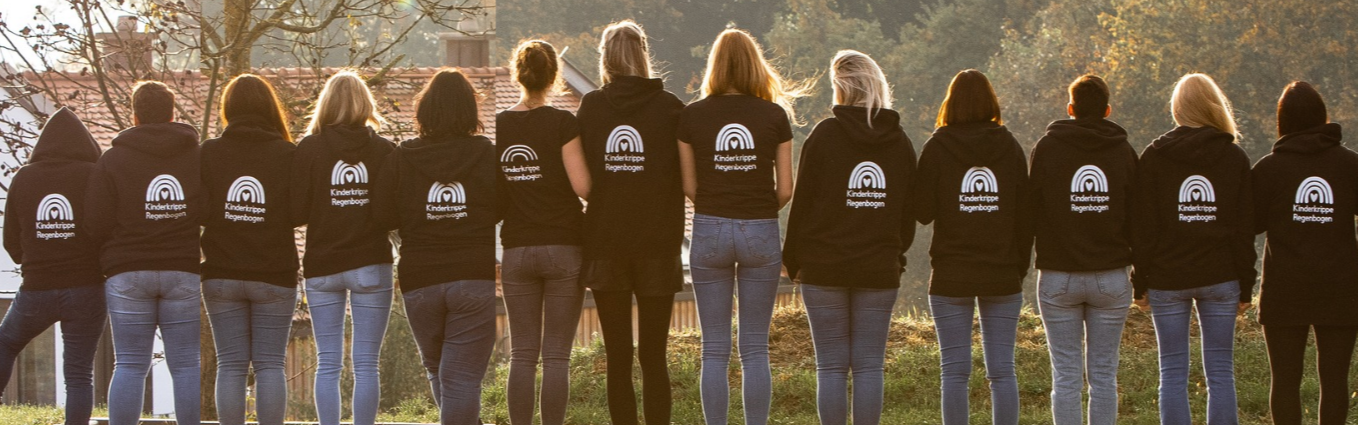 Header Teamfoto Regenbogen von hinten