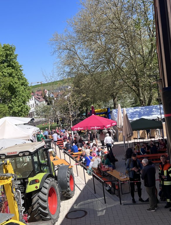 Maibaum 01.05.2026 - Bulldog mit Bestuhlung vor Bücherei von EK Maibaum 01.05.2026 - Bulldog mit Bestuhlung vor Bücherei von EK